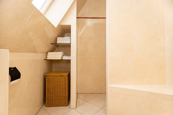 Te koop: Fantastisch vrijstaand woonhuis met 4 slaapkamers én mogelijkheid tot ruime garage!
 Badkamer 2.jpg